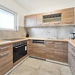 Apartment Tolstov - Monteurwohnungen - 2 Schlafzimmer - Kueche - Balkon - Waschmaschine - 25 Min Zur Messe Dus *