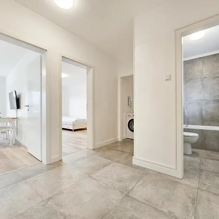 Raj Living - Monteurwohnung - 2 Schlafzimmer - Kueche - Balkon - Waschmaschine - 25 Min Zur Messe Dus Apartment